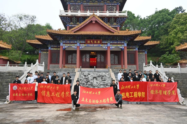 体育博彩
:红色与诗色交织的清明