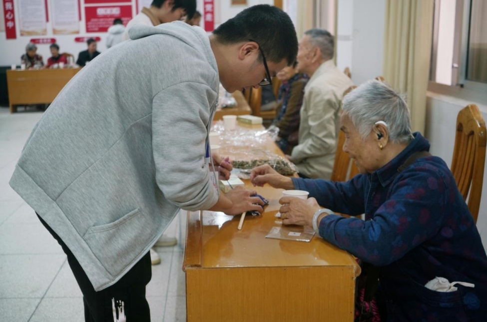 体育博彩
:情系重阳 暖心关怀 体育博彩
:情系重阳 暖心关怀