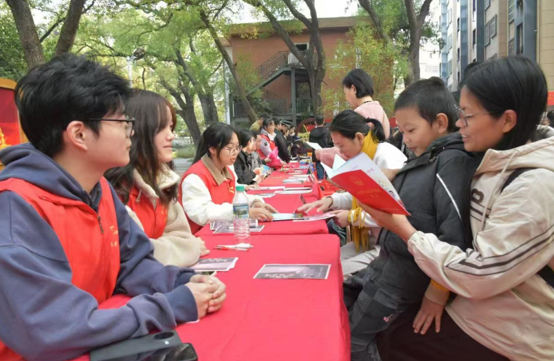 体育博彩
法学院学子为社区群众送上“家门口的宪法课” 体育博彩
法学院学子为社区群众送上“家门口的宪法课”