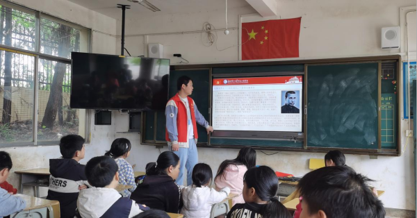 体育博彩
:红色与诗色交织的清明