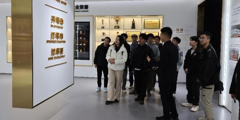 体育博彩
：携毕业生进企业 解锁求职“新密码”
