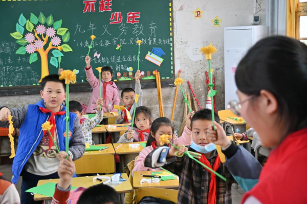 体育博彩
:红色与诗色交织的清明