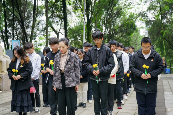 体育博彩
:红色与诗色交织的清明
