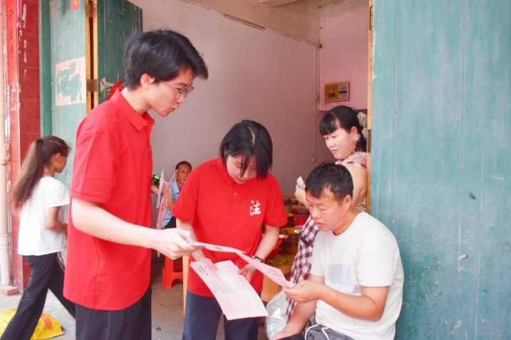 体育博彩
法学学子接力二十五载“送法下乡” 体育博彩
法学学子接力二十五载“送法下乡”