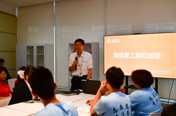 体育博彩
联动赣州经开区开展校地协作进企研学活动