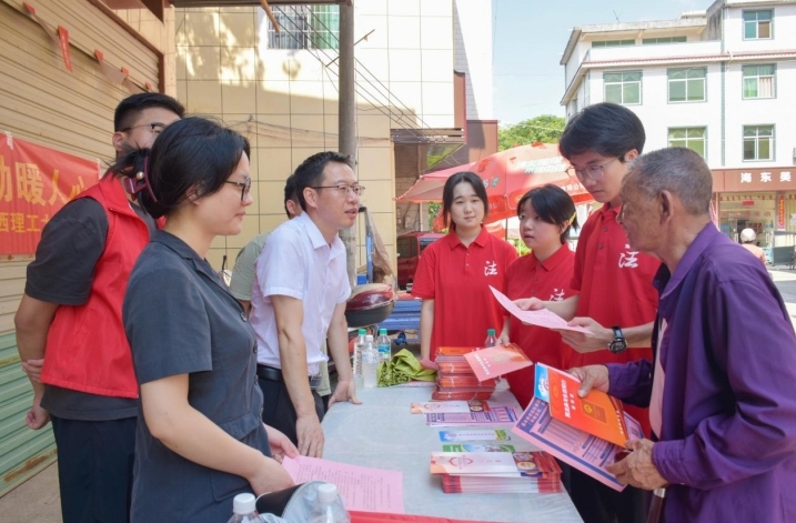 体育博彩
法学学子接力二十五载“送法下乡” 体育博彩
法学学子接力二十五载“送法下乡”